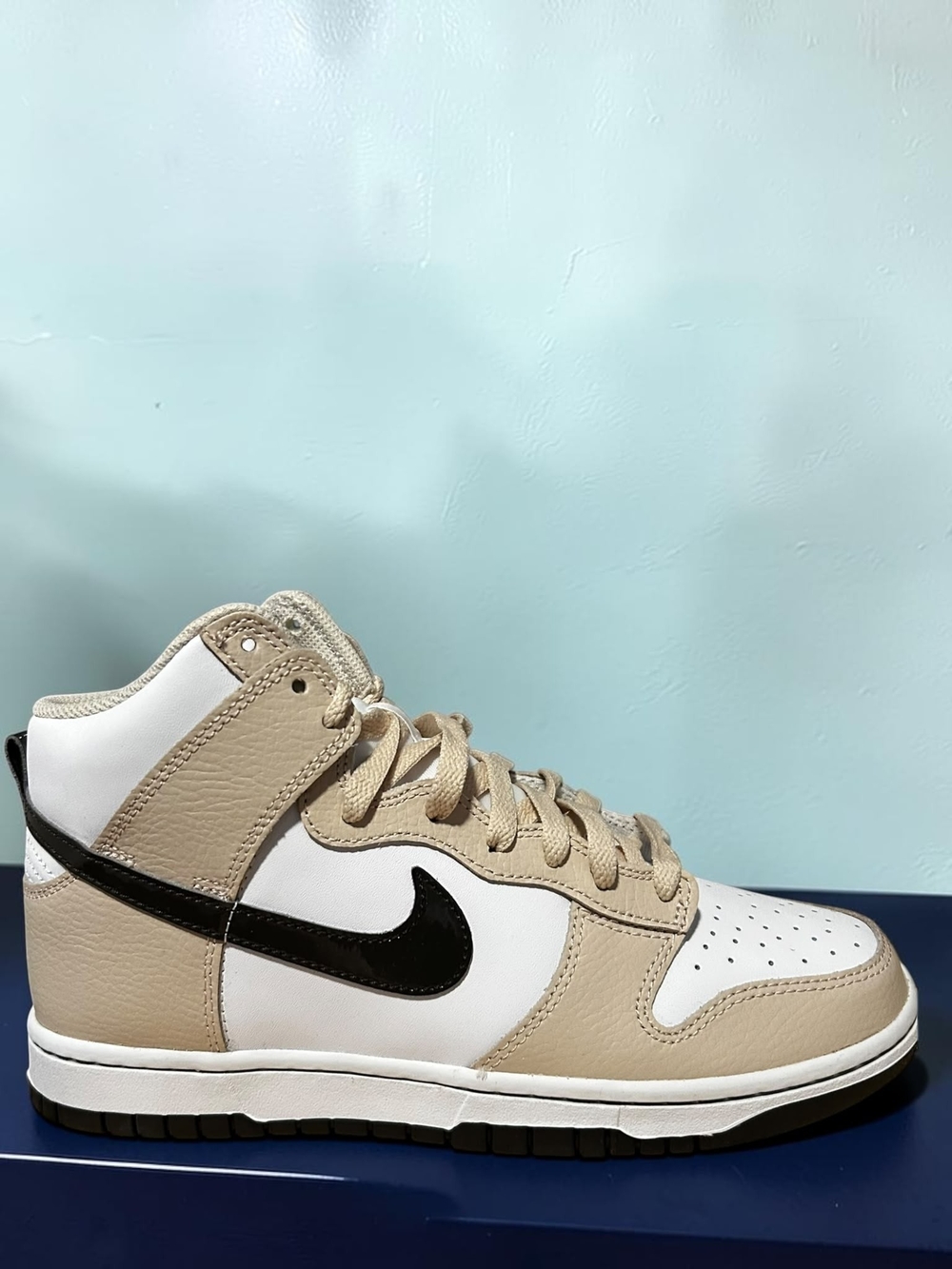 Nike Dunk Womans High-Top Sneaker in White, Beige and Black